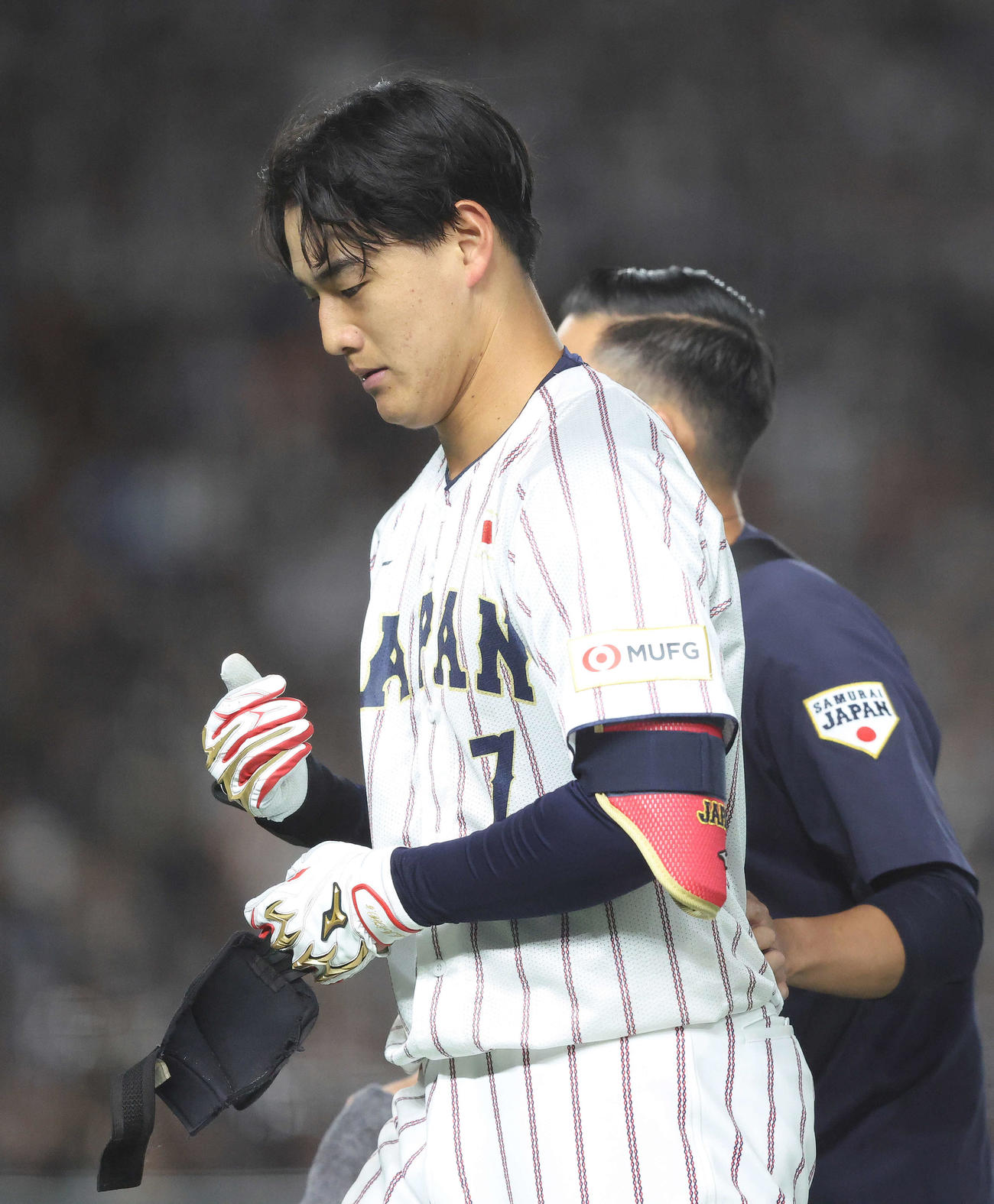 日本対韓国　5回裏日本無死一、二塁、死球を受け治療に向かう西川（撮影・河田真司）