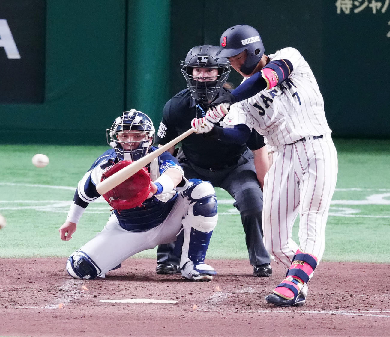 日本対韓国　4回裏日本2死二、三塁、2点適時二塁打を放つ西川（撮影・江口和貴）