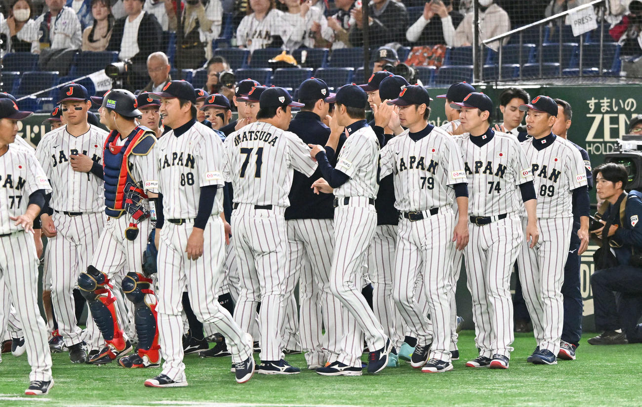 日本対韓国　試合に勝利しタッチを交わす日本（撮影・滝沢徹郎）