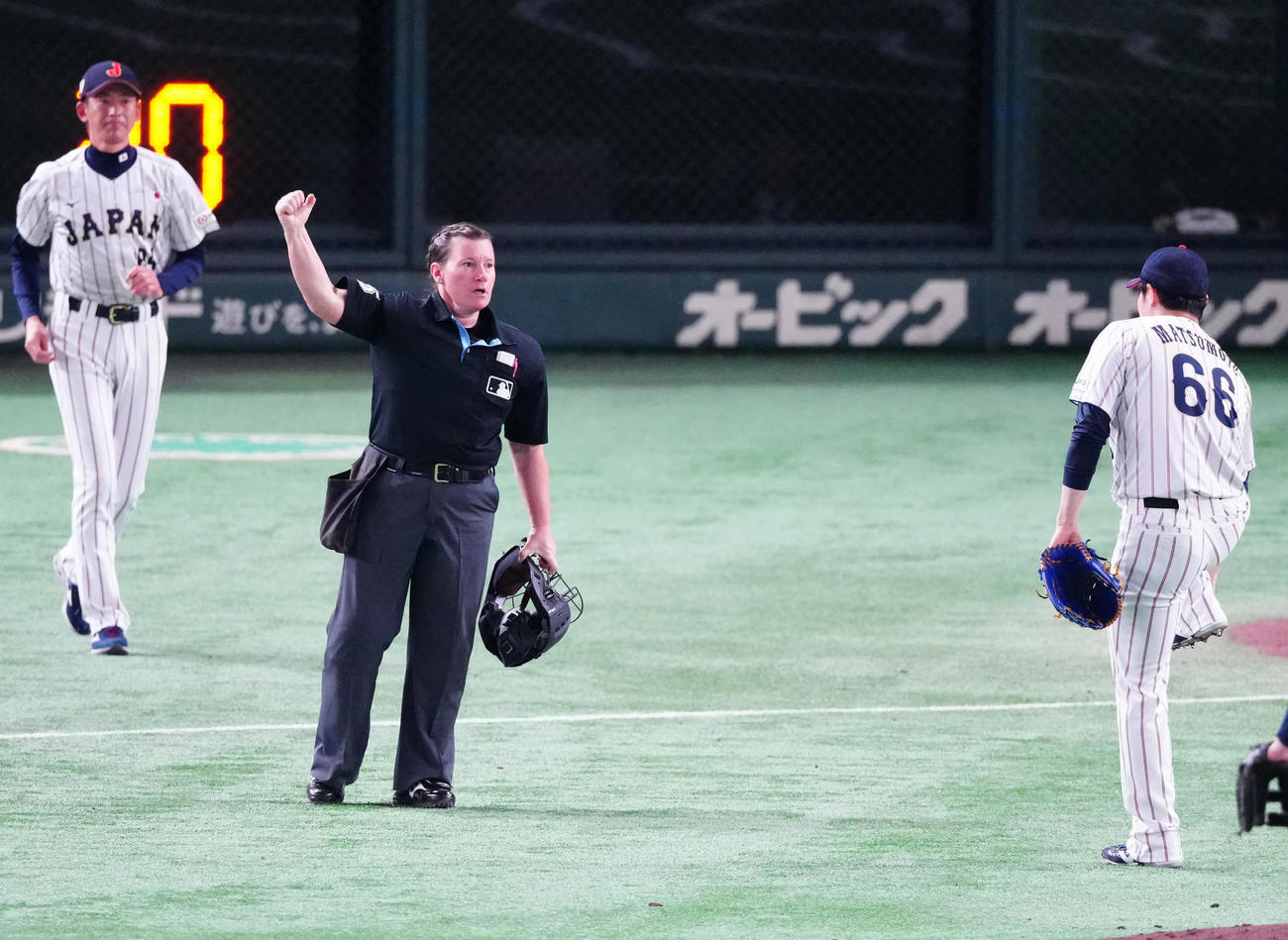 日本対韓国　5回表、アウトを伝えるパウォル球審（撮影・江口和貴）