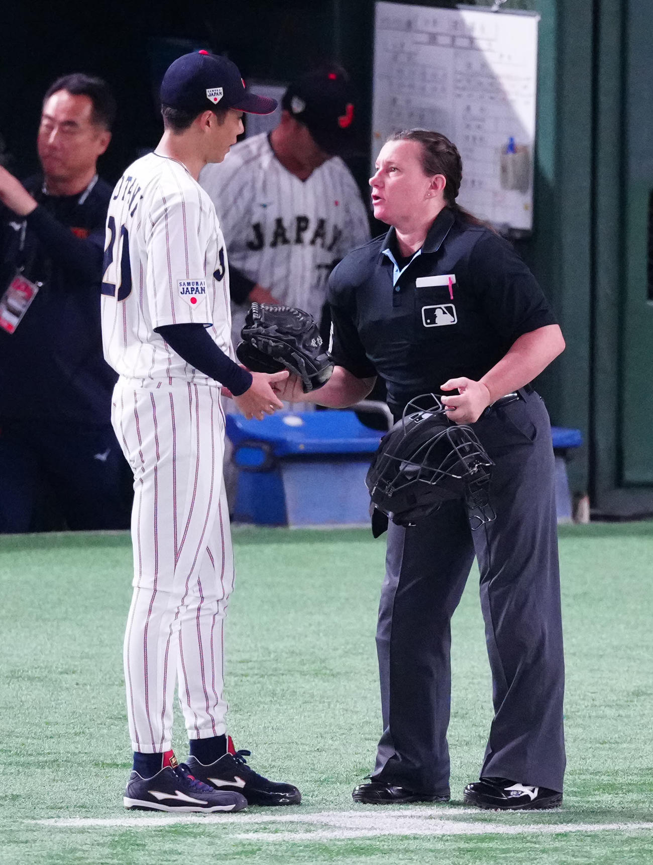 日本対韓国　1回表終了後、パウォル球審（右）からチェックされる先発の曽谷（撮影・江口和貴）