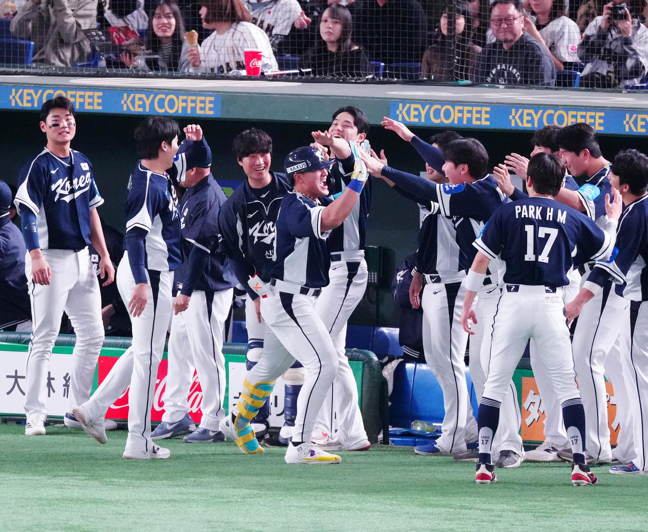 日本対韓国　4回表韓国無死一塁、先制2点本塁打を放ち喜ぶ安賢民（中央）（撮影・江口和貴）