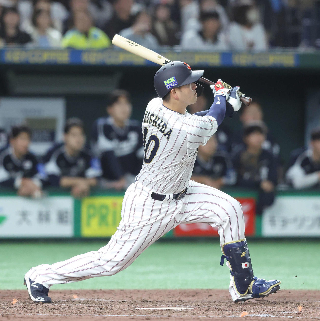 日本対韓国　5回裏日本無死一、二塁、左中間3点本塁打を放つ岸田（撮影・河田真司）