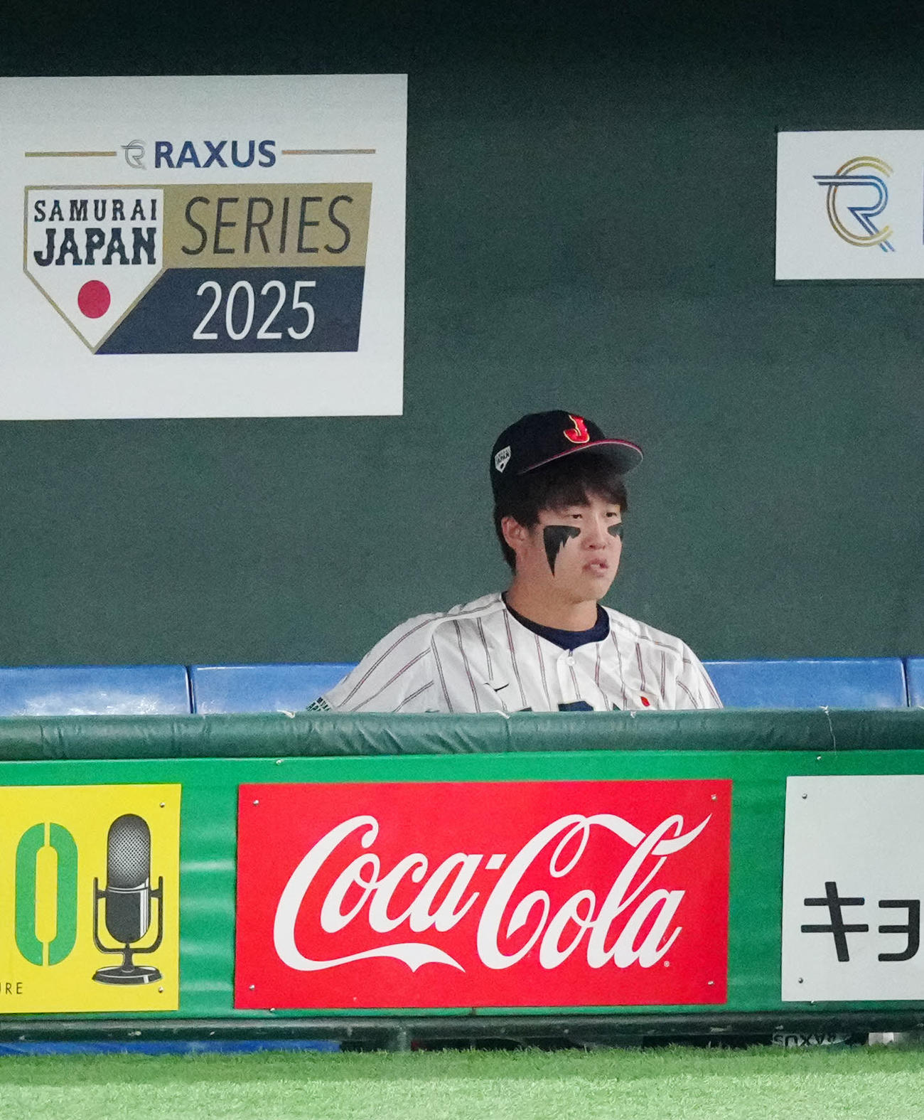 日本対韓国　試合前、ベンチに座る小園（撮影・江口和貴）
