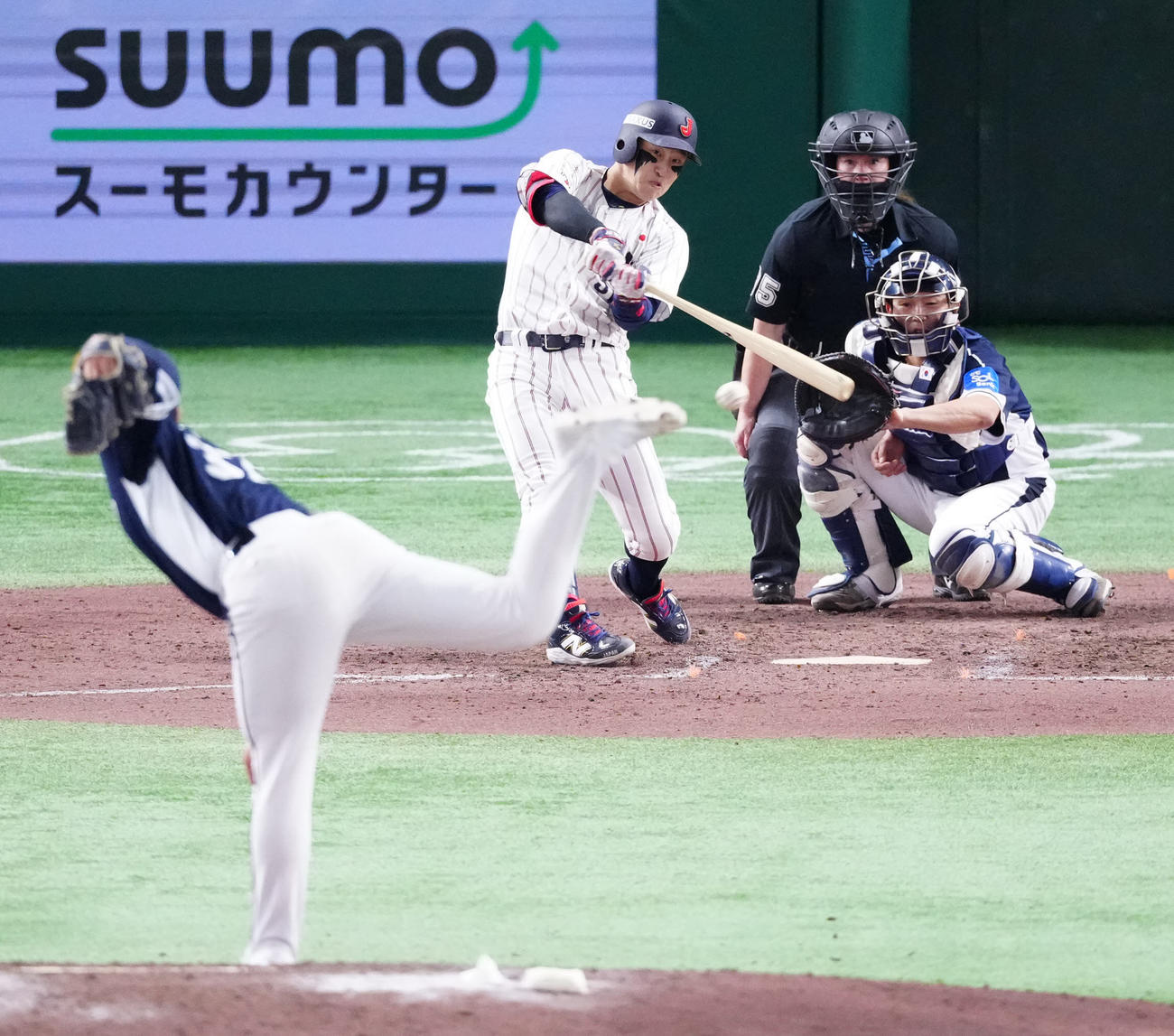 日本対韓国　8回裏日本無死一塁、右前打を放つ小園（撮影・江口和貴）