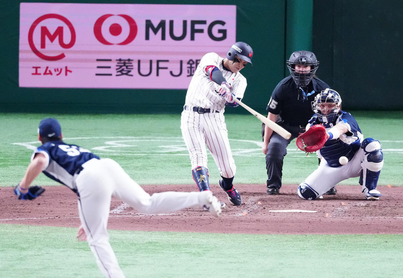 日本対韓国　5回裏日本無死一塁、左前打を放つ小園（撮影・江口和貴）