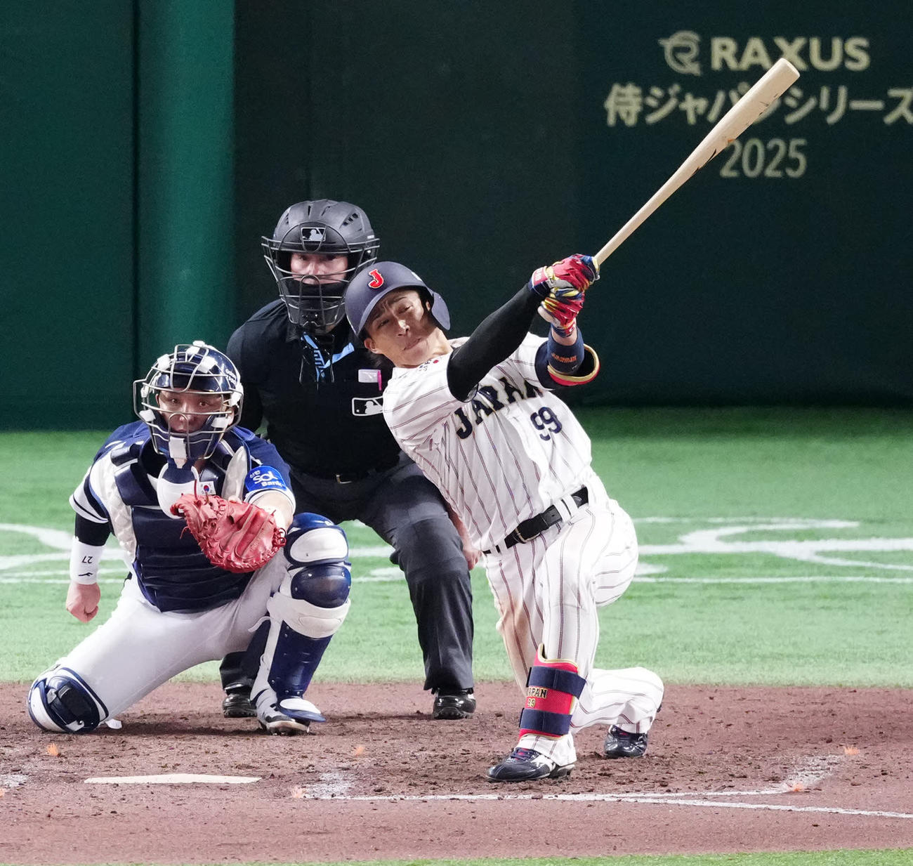 日本対韓国　7回裏日本1死一塁、左前打を放つ野村（撮影・江口和貴）