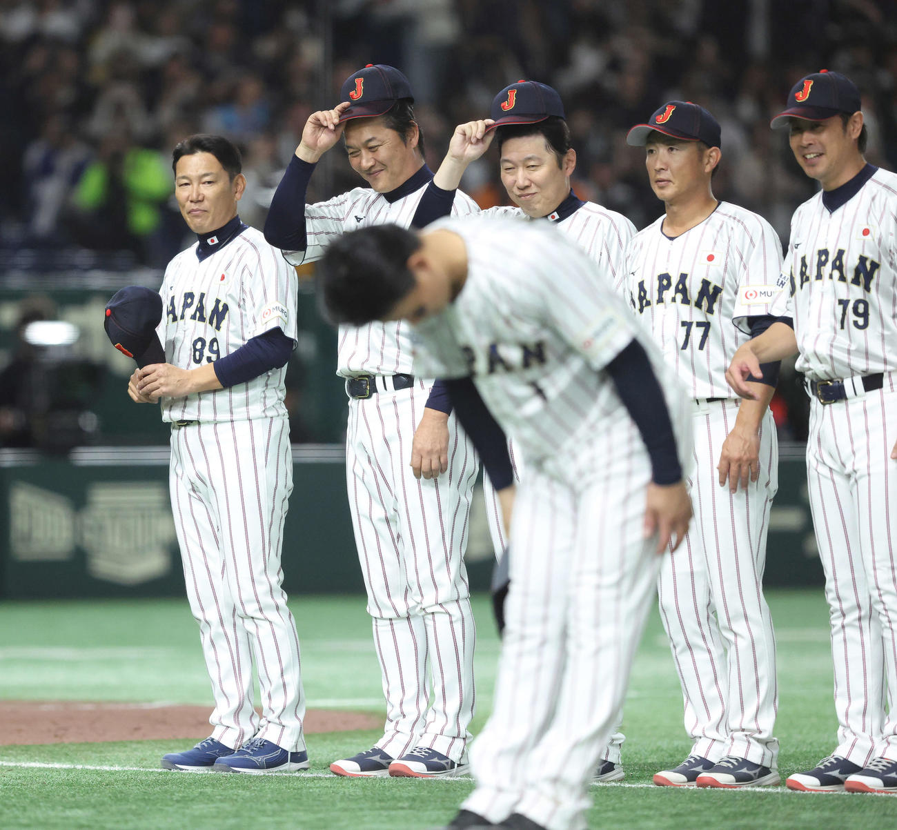 日本対韓国　韓国に勝利し、観客席にあいさつする井端監督（左）（撮影・河田真司）