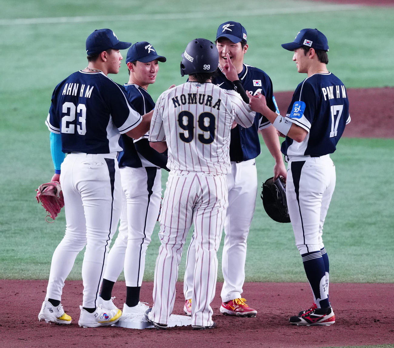 日本対韓国　5回裏、野村（中央）と話す韓国の選手たち（撮影・江口和貴）