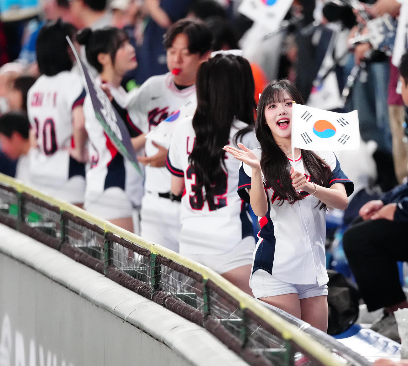 韓国対日本　盛り上がる韓国のチアリーダー（撮影・鈴木みどり）