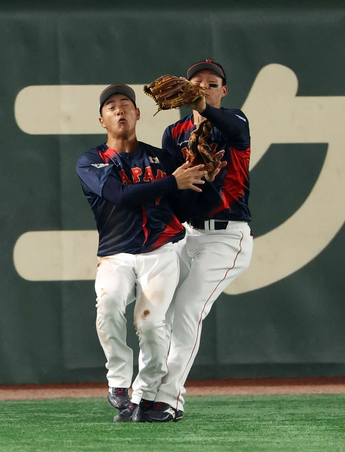 韓国対日本　2回裏韓国無死、文保景の打球を西川（左）とぶつかりそうになりながら捕球する森下翔太