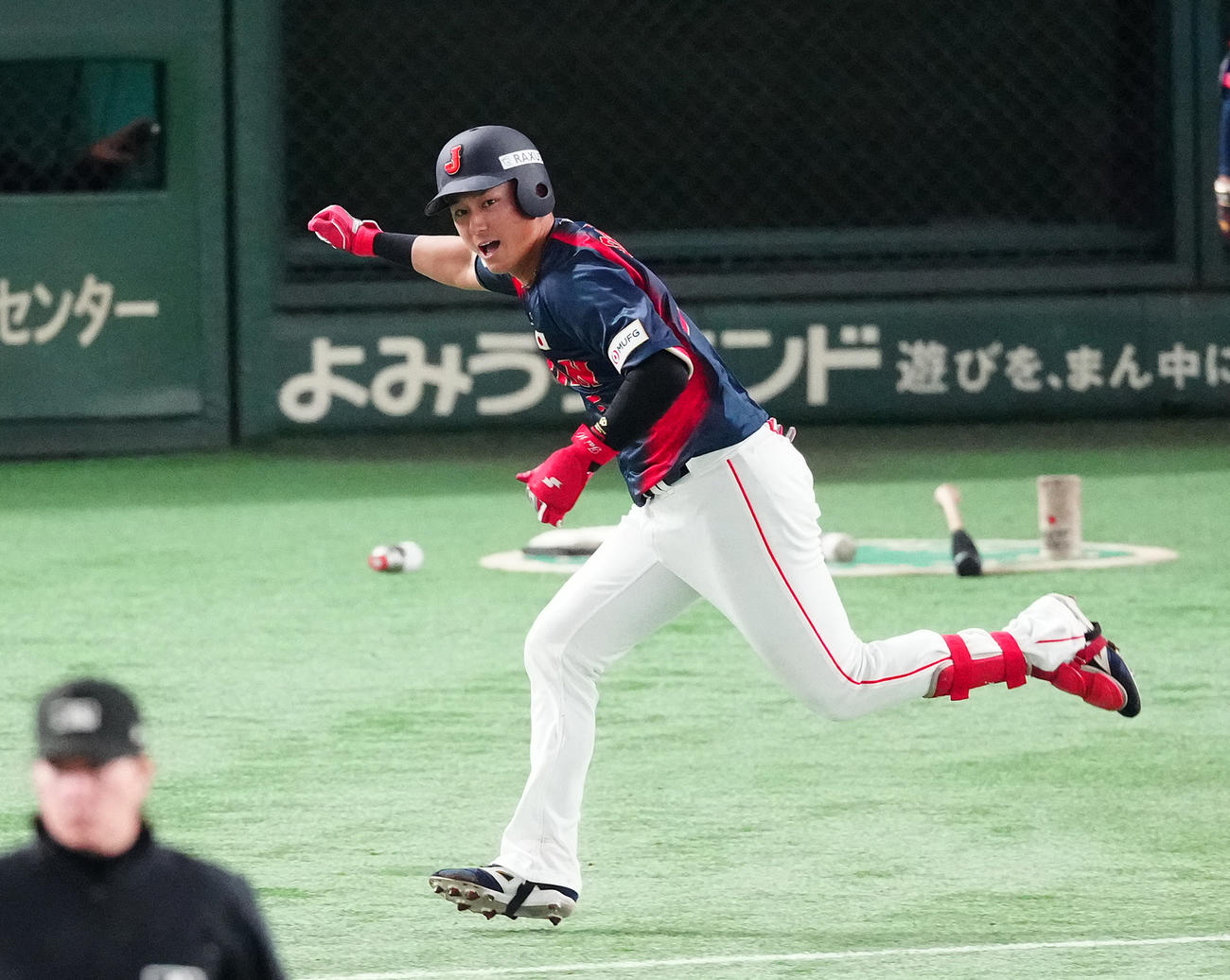 韓国対日本　4回表日本1死満塁、中前適時打を放ちガッツポーズする佐々木（撮影・鈴木みどり）