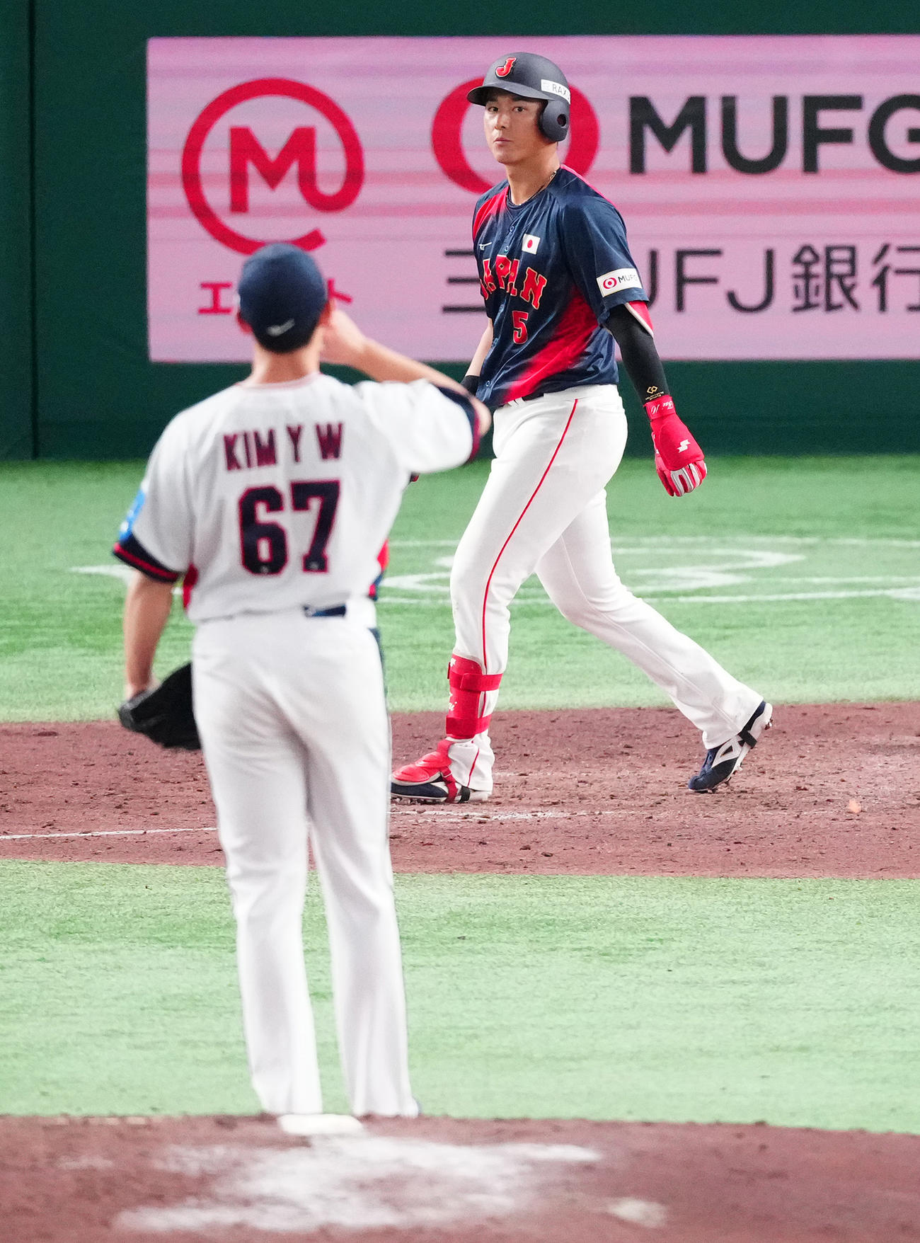韓国対日本　5回表日本2死満塁、押し出し四球を選ぶ佐々木。投手金映祐（撮影・鈴木みどり）