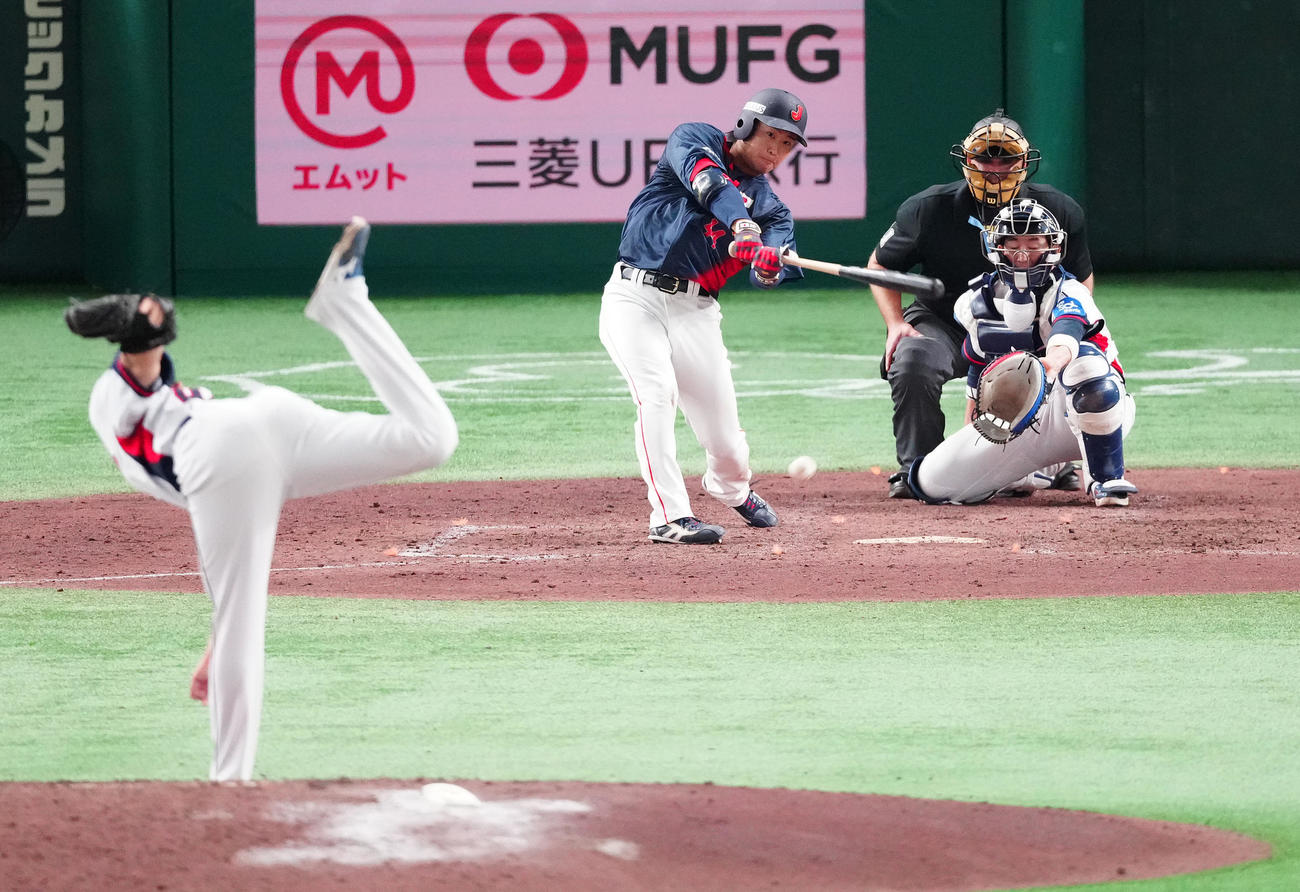 韓国対日本　5回表日本2死満塁、勝ち越しの2点適時打を右前に放つ石上。投手金映祐（撮影・鈴木みどり）