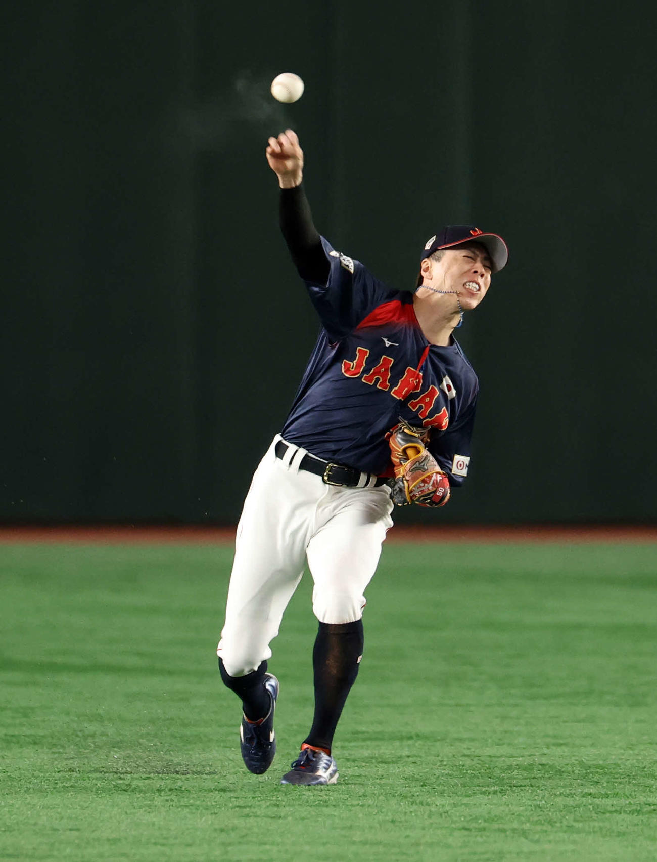 韓国対日本　7回裏韓国2死一、二塁、朴海旻
の中前打で本塁に好返球する五十幡（撮影・浅見桂子）