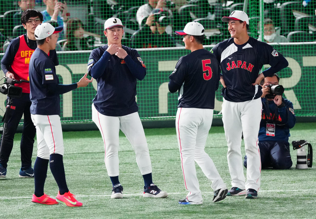 韓国対日本　試合前練習で談笑する、左から岡林、小園、佐々木、西川（撮影・鈴木みどり）