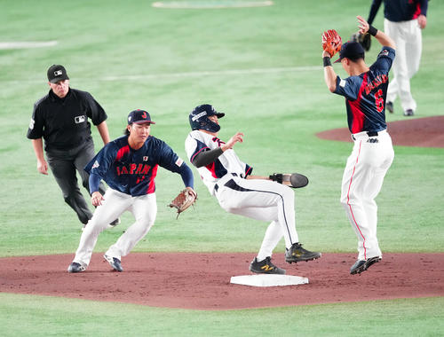 韓国対日本 3回裏韓国1死一、三塁、打者韓東熙の時、二塁を狙った宋成文にタッチできず、二盗を許す二塁手石上。遊撃手村林(撮影・鈴木みどり)