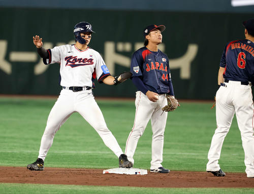 韓国対日本 3回裏韓国1死一、三塁、韓東熙の三振で二塁盗塁を決める宋成文(左)。右は村林、中央は石上(撮影・浅見桂子)