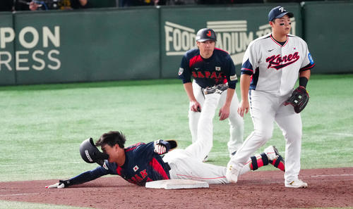 韓国対日本 5回表日本1死一、二塁、内野安打を放ち、一塁へヘッドスライディングする西川(撮影・鈴木みどり)