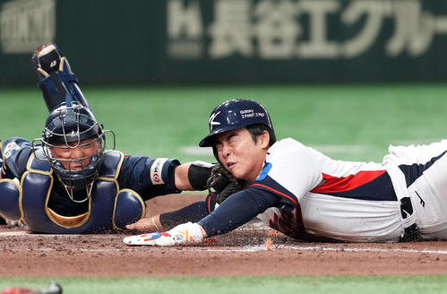 韓国韓国対日本 7回裏韓国2死一、二塁、朴海旻の中前打で本塁を狙うもアウトになる二走文賢彬(撮影・たえ見朱実)