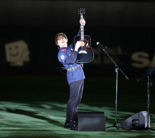 韓国対日本 試合前パフォーマンスで熱唱する高橋優(撮影・浅見桂子)