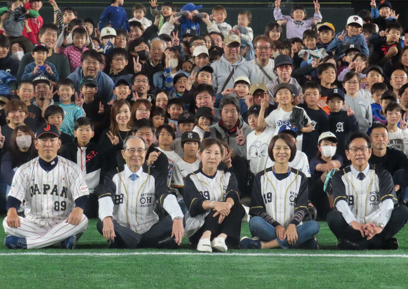 「球心会」のイベントに出席した前列左から侍ジャパン井端監督、王氏、2人おいて栗山氏（撮影・水谷京裕）