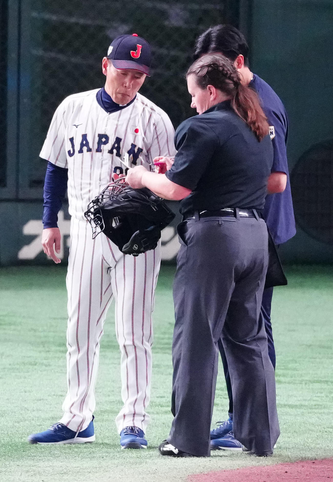 日本対韓国　4回裏途中、岡本に代打中村を伝える井端監督（左）（撮影・江口和貴）