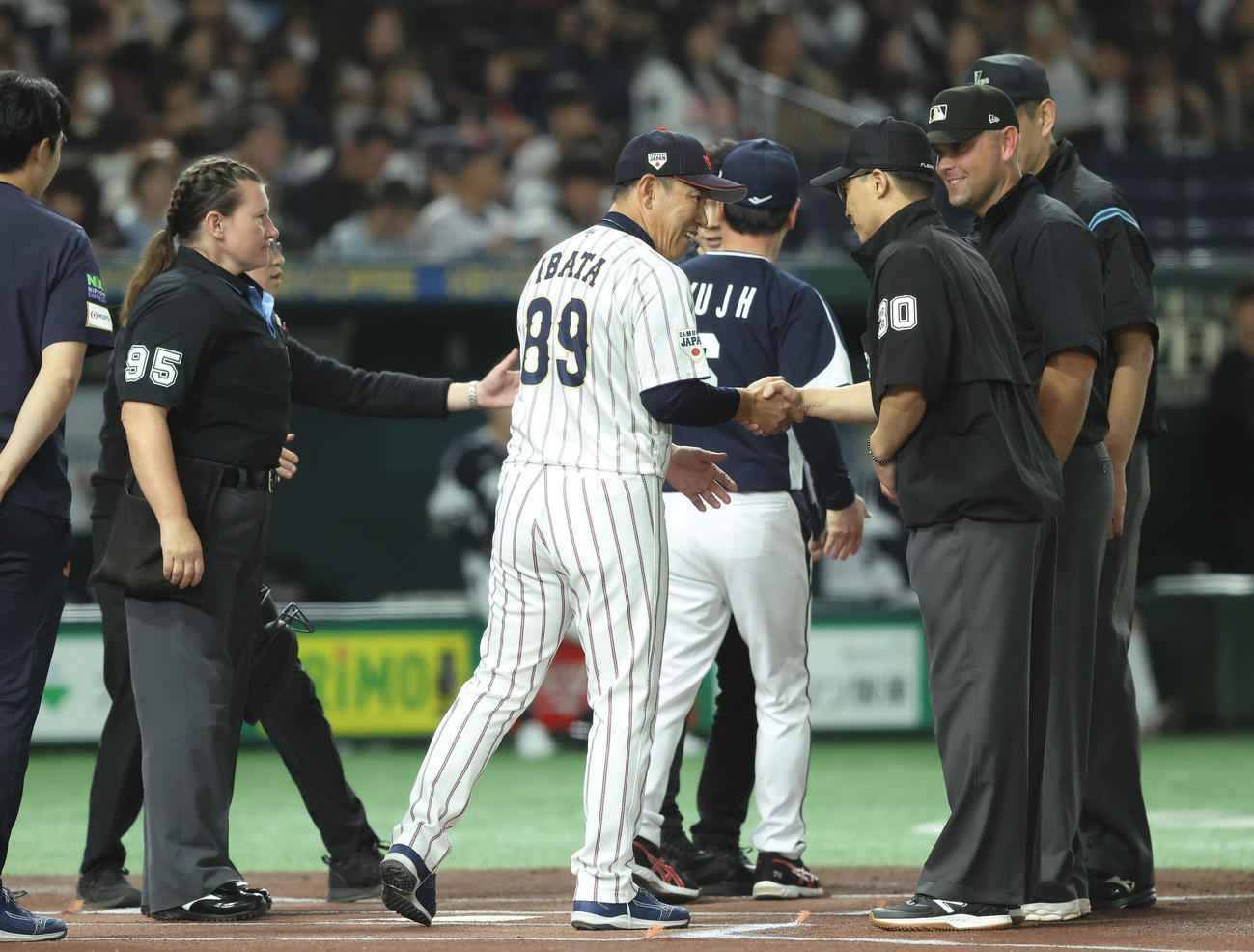 日本対韓国　開始前、審判と握手を交わす井端監督（撮影・河田真司）