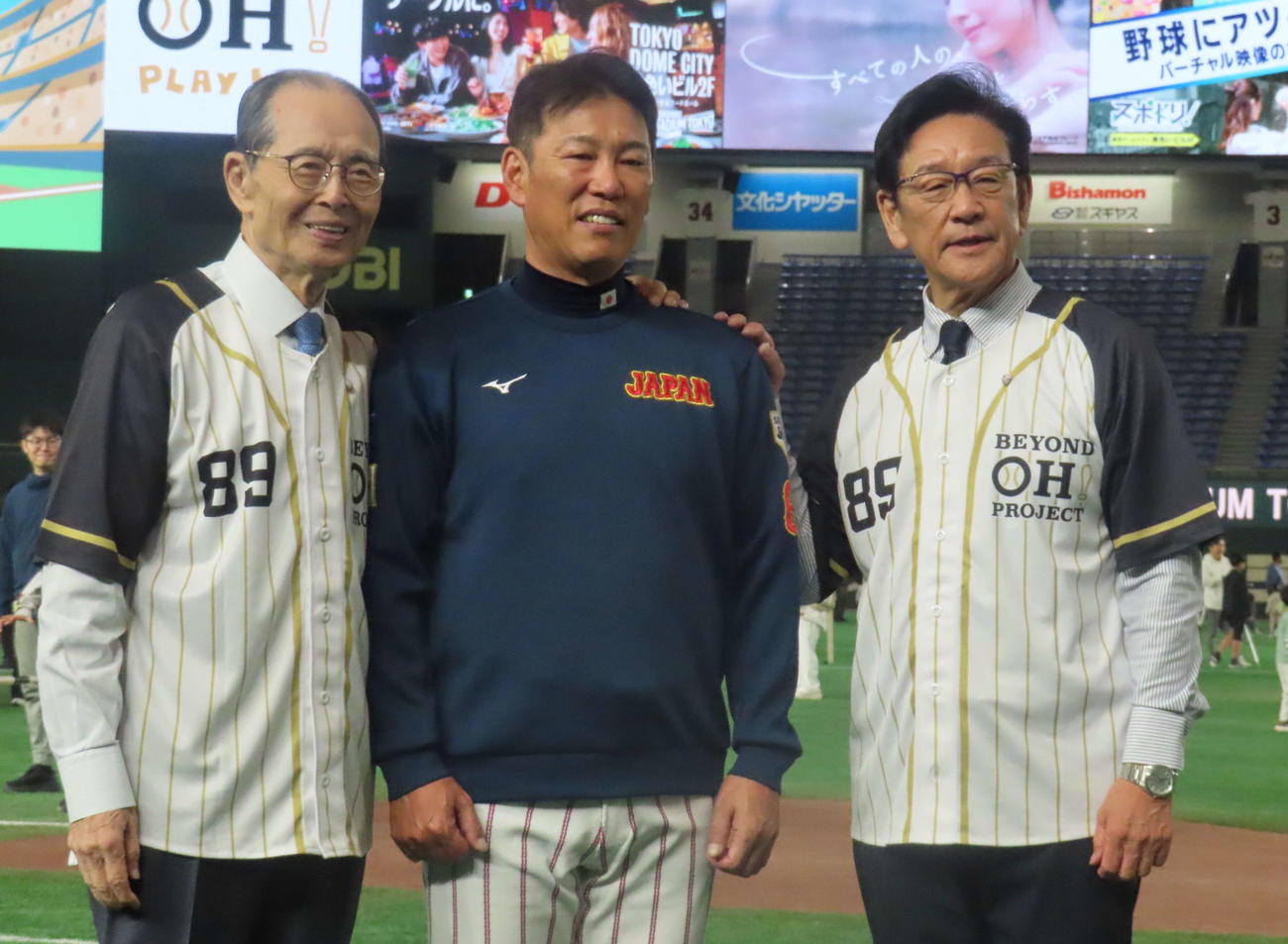 「球心会」のイベントに出席した左から王氏、侍ジャパン井端監督、栗山氏（撮影・水谷京裕）