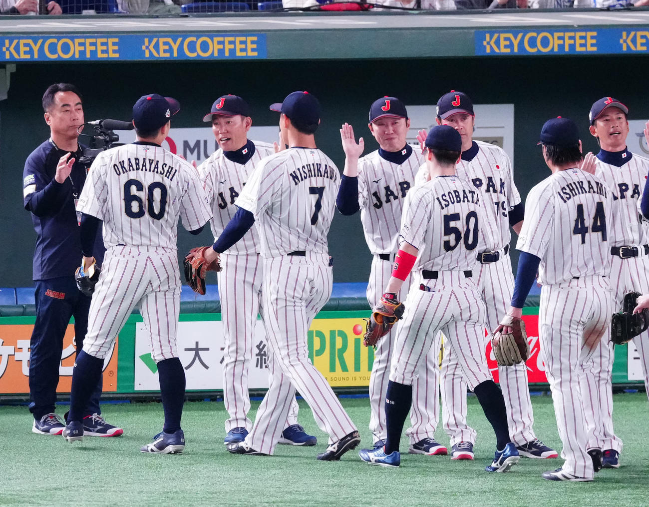 日本対韓国　韓国に勝利し選手たちとタッチを交わす井端監督（左から3人目）（撮影・江口和貴）