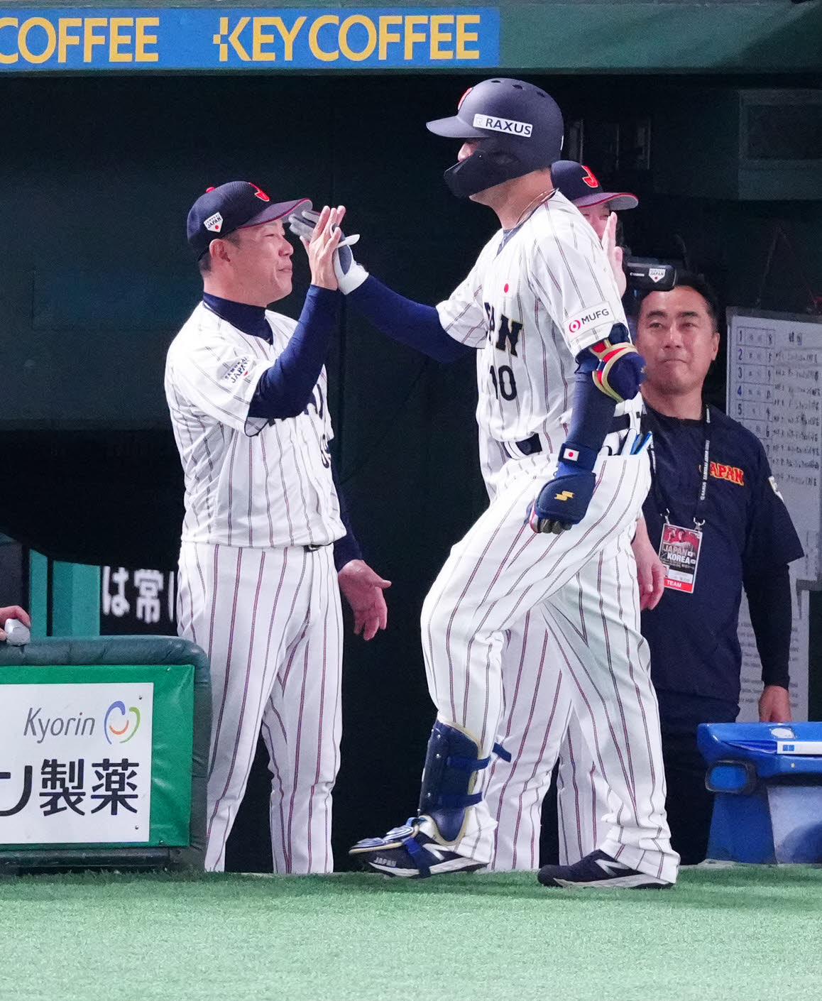 日本対韓国　5回裏日本無死一、二塁、3点本塁打を放った代打岸田（中央）とタッチを交わす井端監督（撮影・江口和貴）