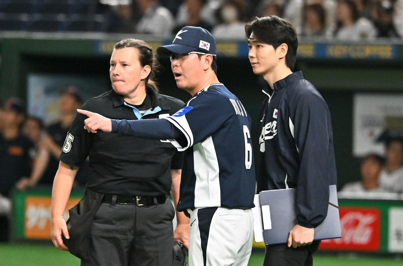 日本対韓国　5回裏、審判と話す韓国の柳志炫監督（中央）（撮影・滝沢徹郎）