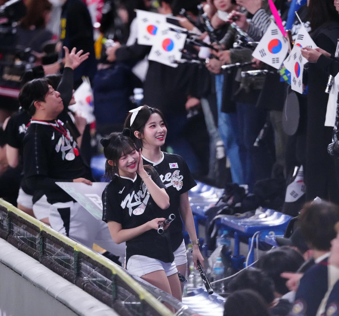 日本対韓国　応援する韓国のチアリーダー（撮影・江口和貴）