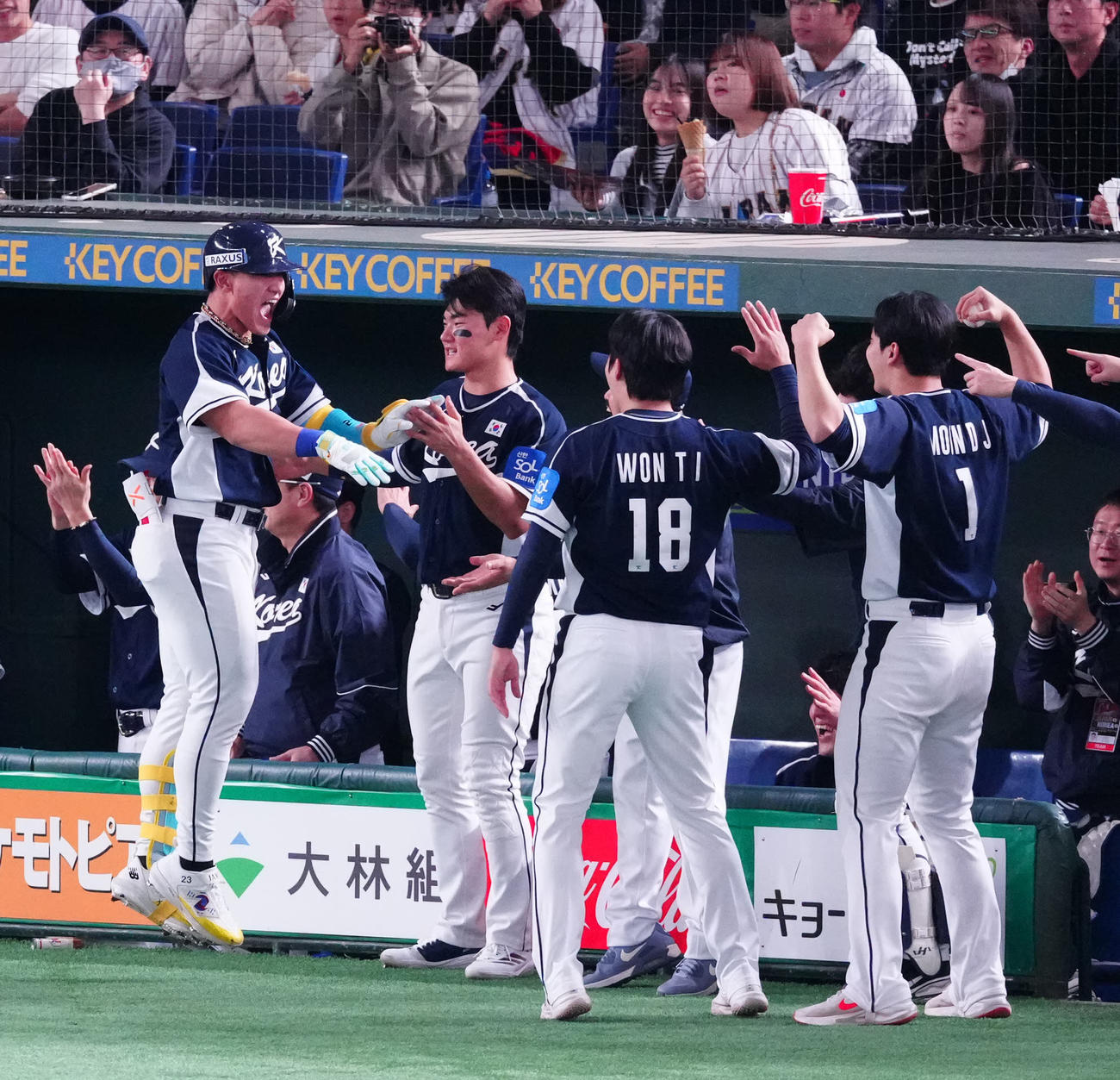 日本対韓国　4回表韓国無死一塁、先制2点本塁打を放ち喜ぶ安賢民（左端）（撮影・江口和貴）
