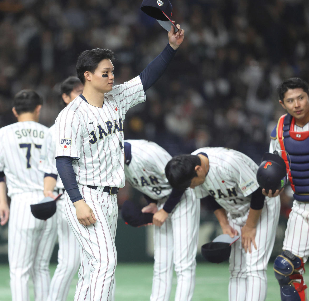 日本対韓国　韓国に勝利し、観客席にあいさつする森下（撮影・河田真司）