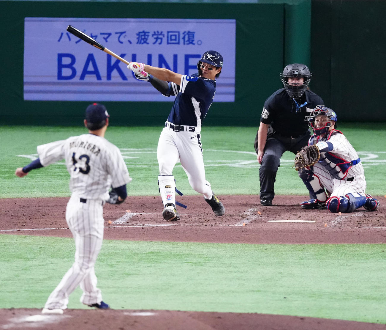 日本対韓国　4回表韓国無死、ソロ本塁打を放つ宋成文。投手森浦（撮影・江口和貴）