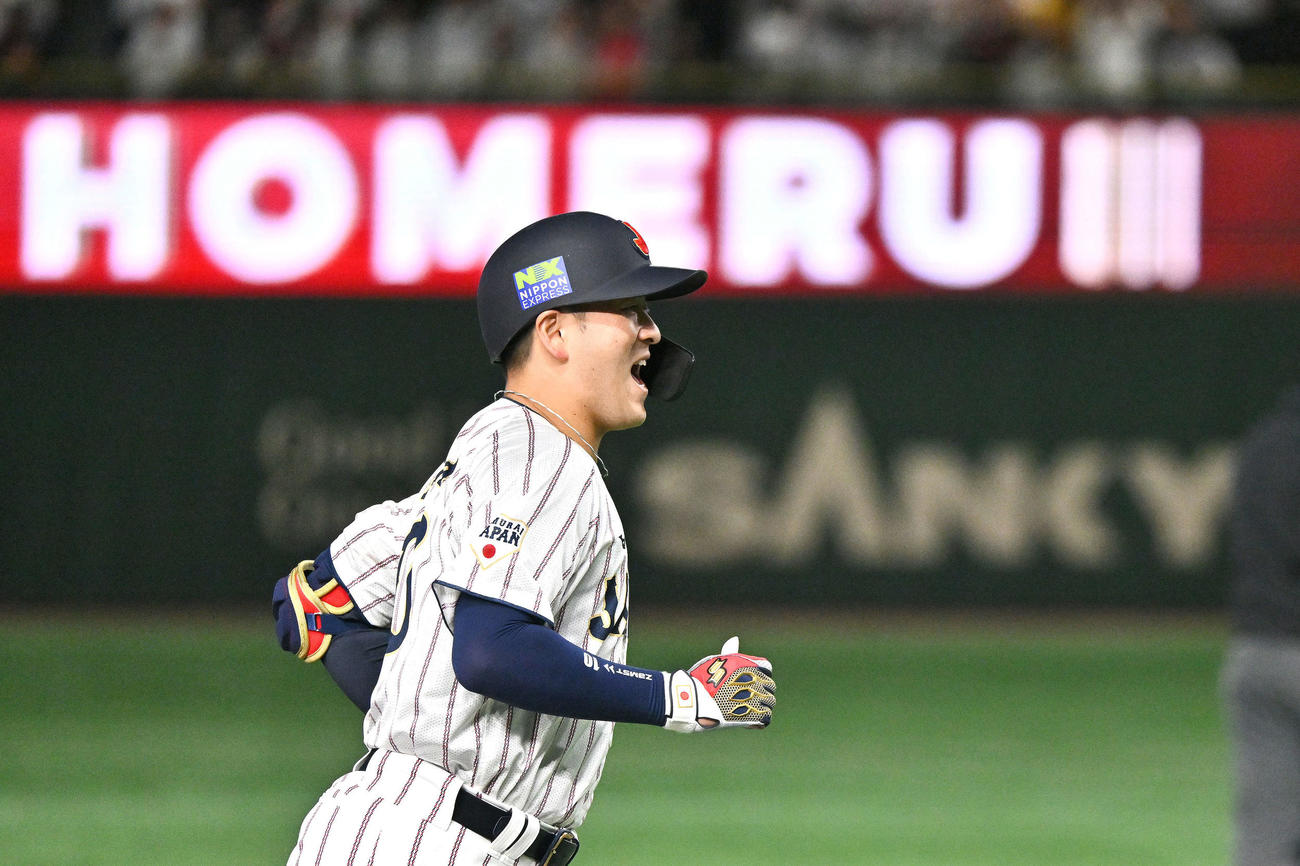 日本対韓国　5回裏日本無死一、二塁、3点本塁打を放った岸田はダイヤモンドを1周する（撮影・滝沢徹郎）