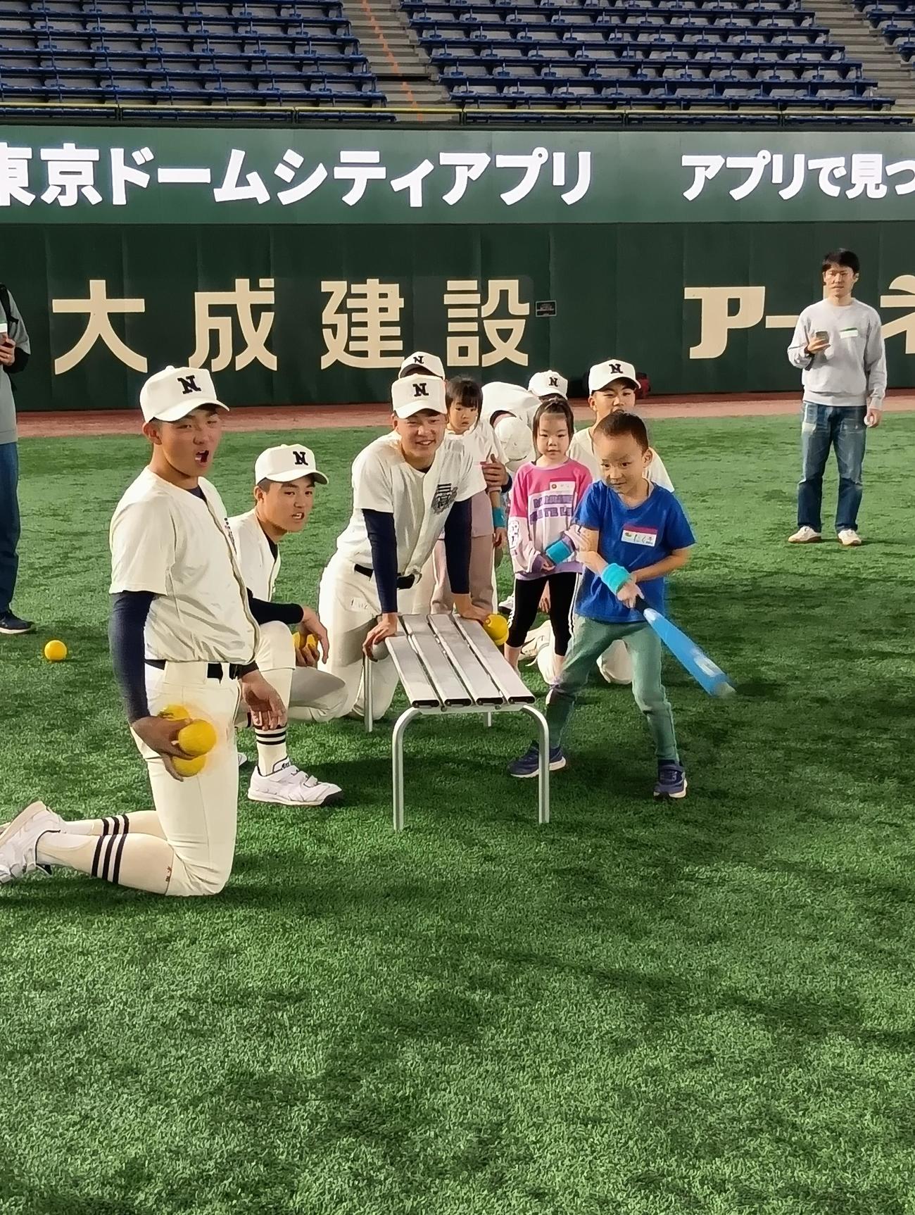 キッズファーストアクションで未就学児と野球遊びをする日大三野球部員