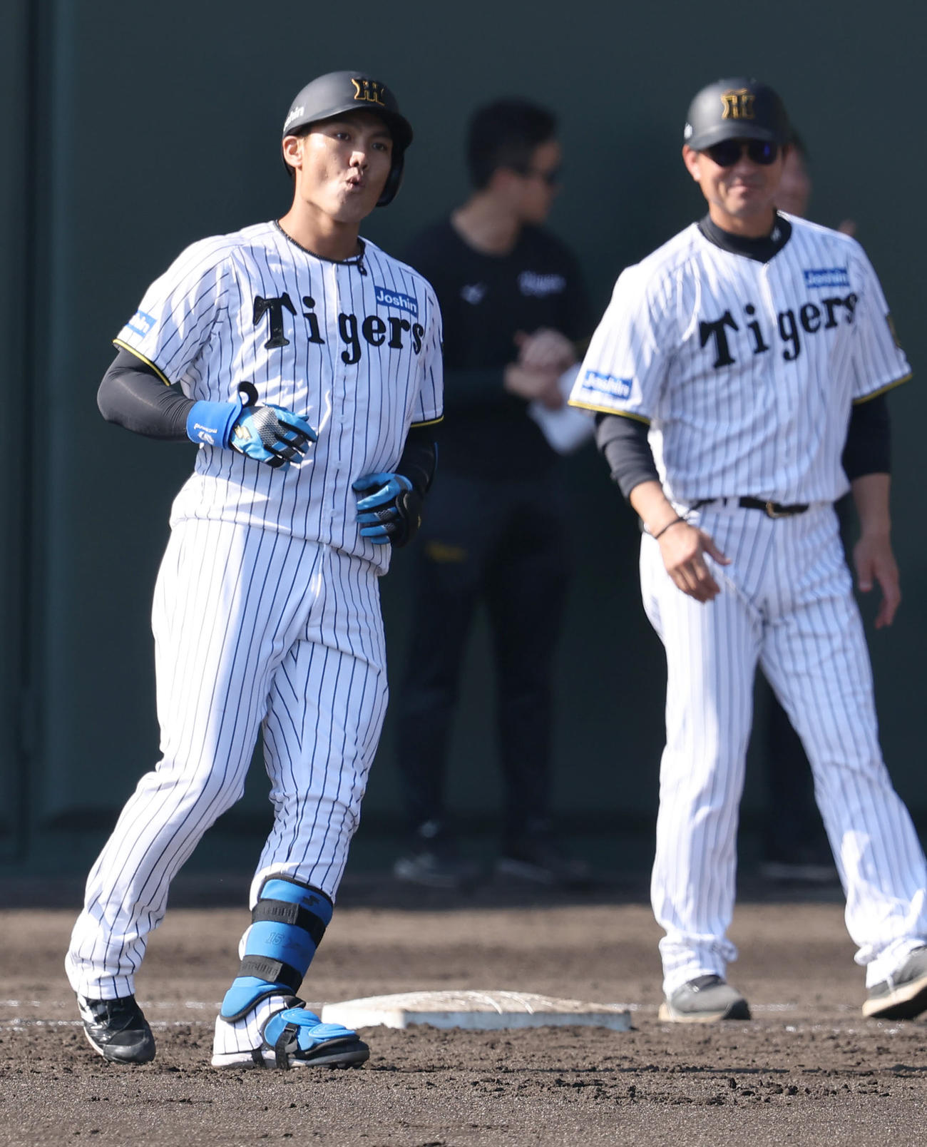 阪神対中日　2回裏阪神1死、西純は野手転向後、初安打を放つ（撮影・上田博志）