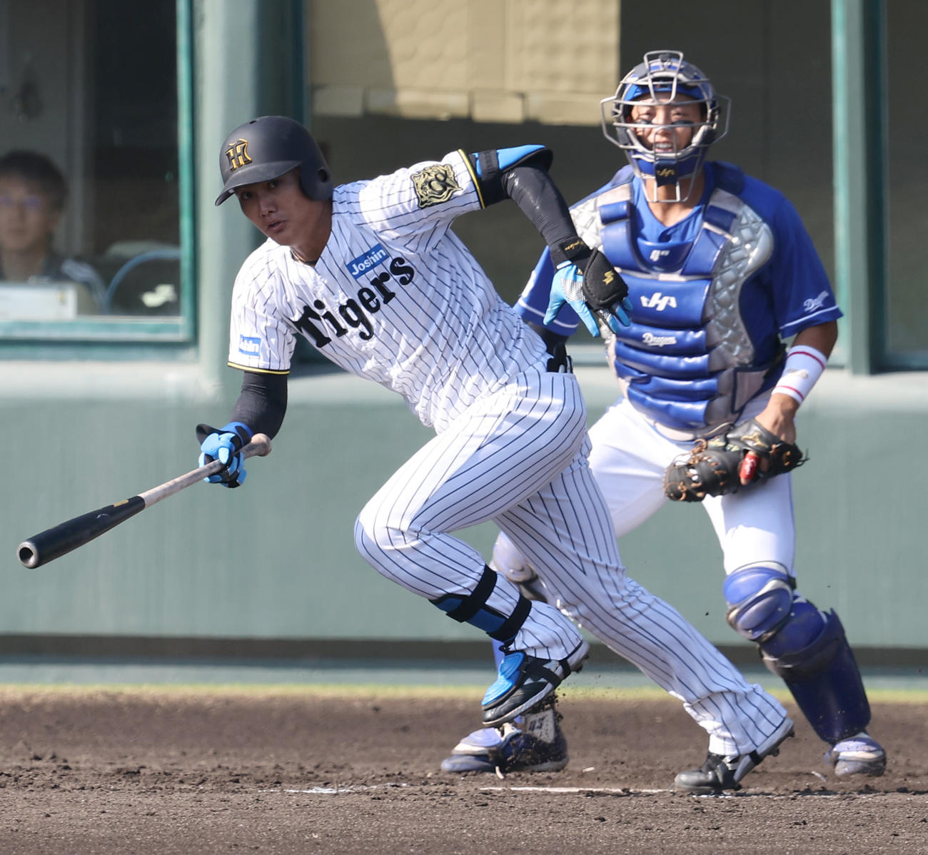 阪神対中日　2回裏阪神1死、西純は野手転向後、初安打を放つ（撮影・上田博志）