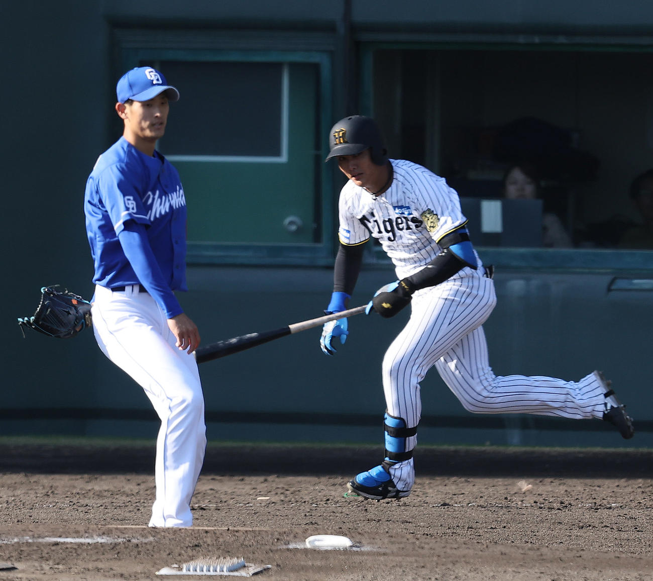 阪神対中日　5回裏阪神無死、西純は遊ゴロに倒れる。投手は草加（撮影・上田博志）