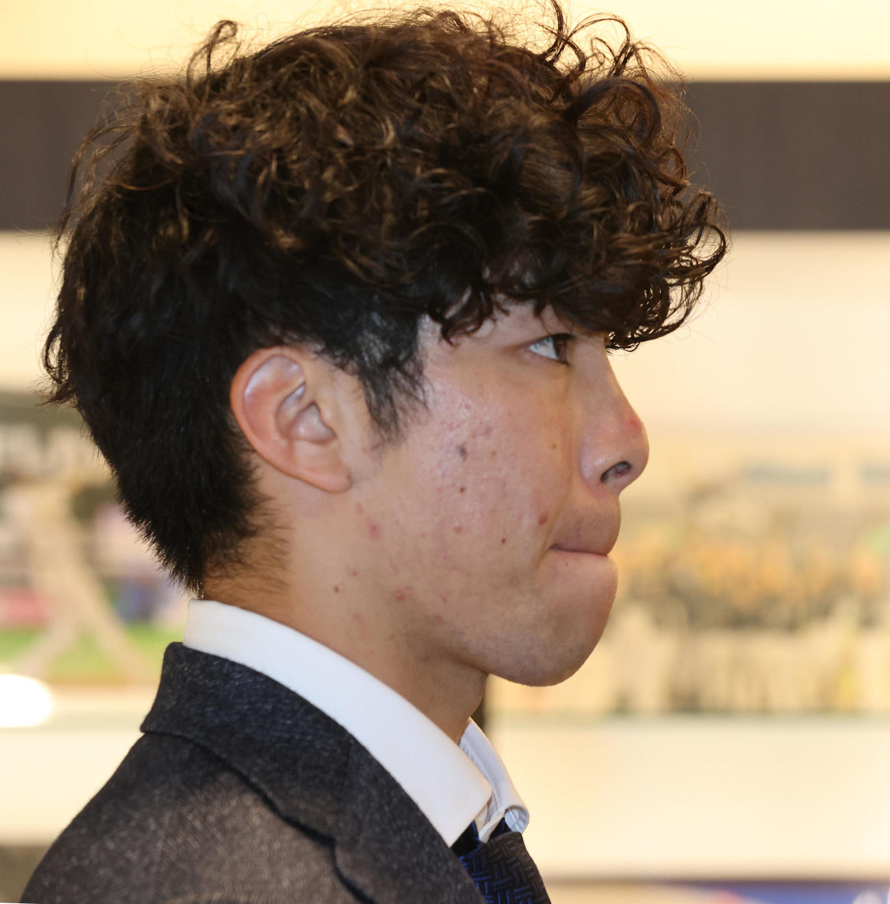 契約更改を終えたソフトバンク村上は報道陣の質問に答える（撮影・梅根麻紀）