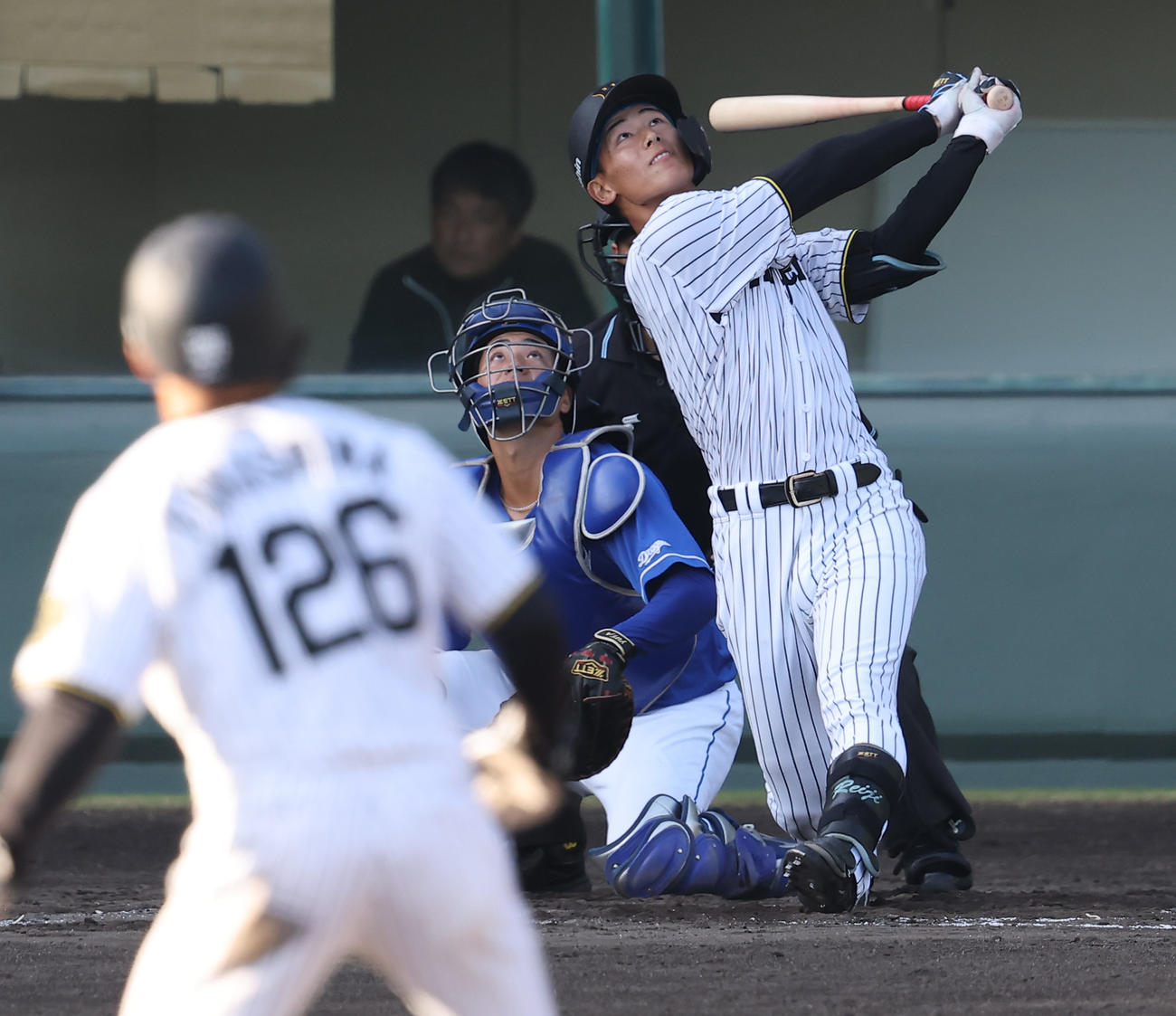 阪神対中日　8回裏阪神1死一、二塁、戸井は三邪飛に倒れる（撮影・上田博志）