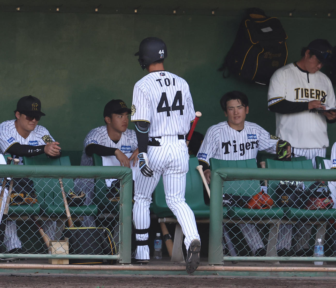 阪神対中日　8回裏阪神1死一、二塁、戸井は三邪飛に倒れる（撮影・上田博志）