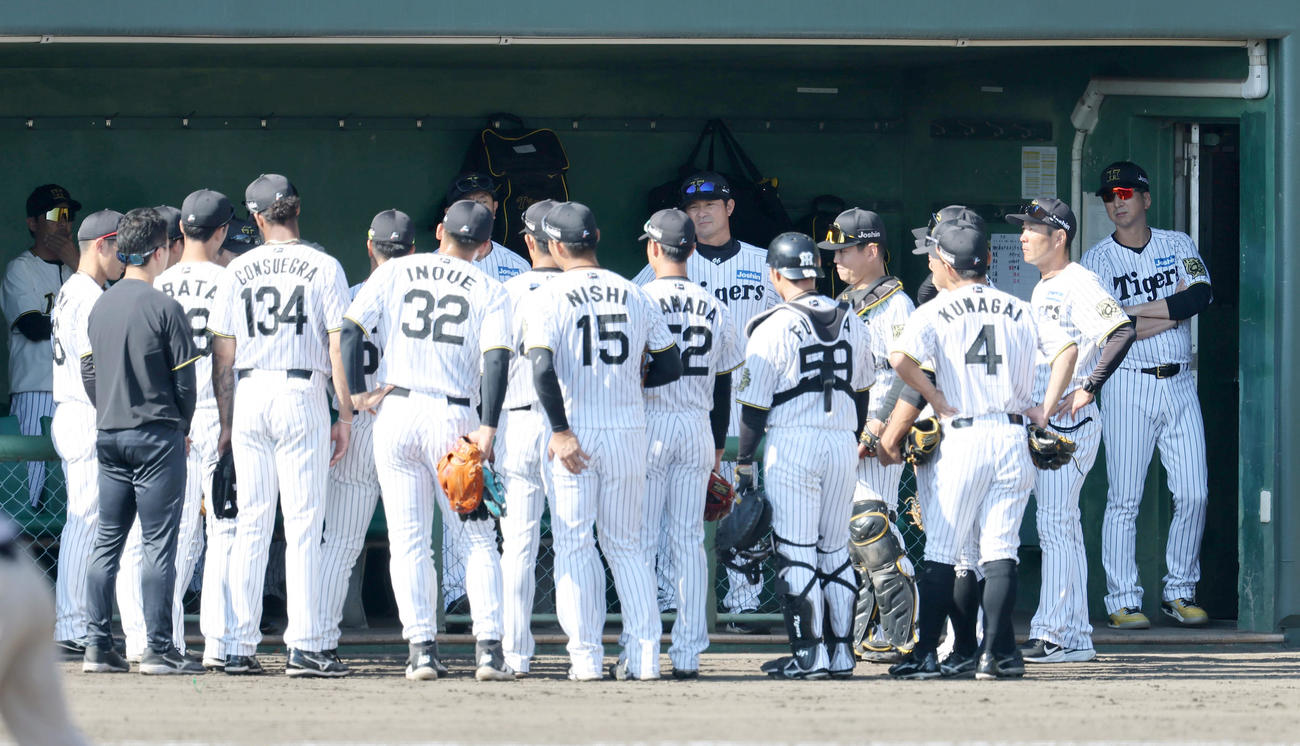阪神対中日　藤川監督（右）は試合前の円陣の話を聞く（撮影・上田博志）