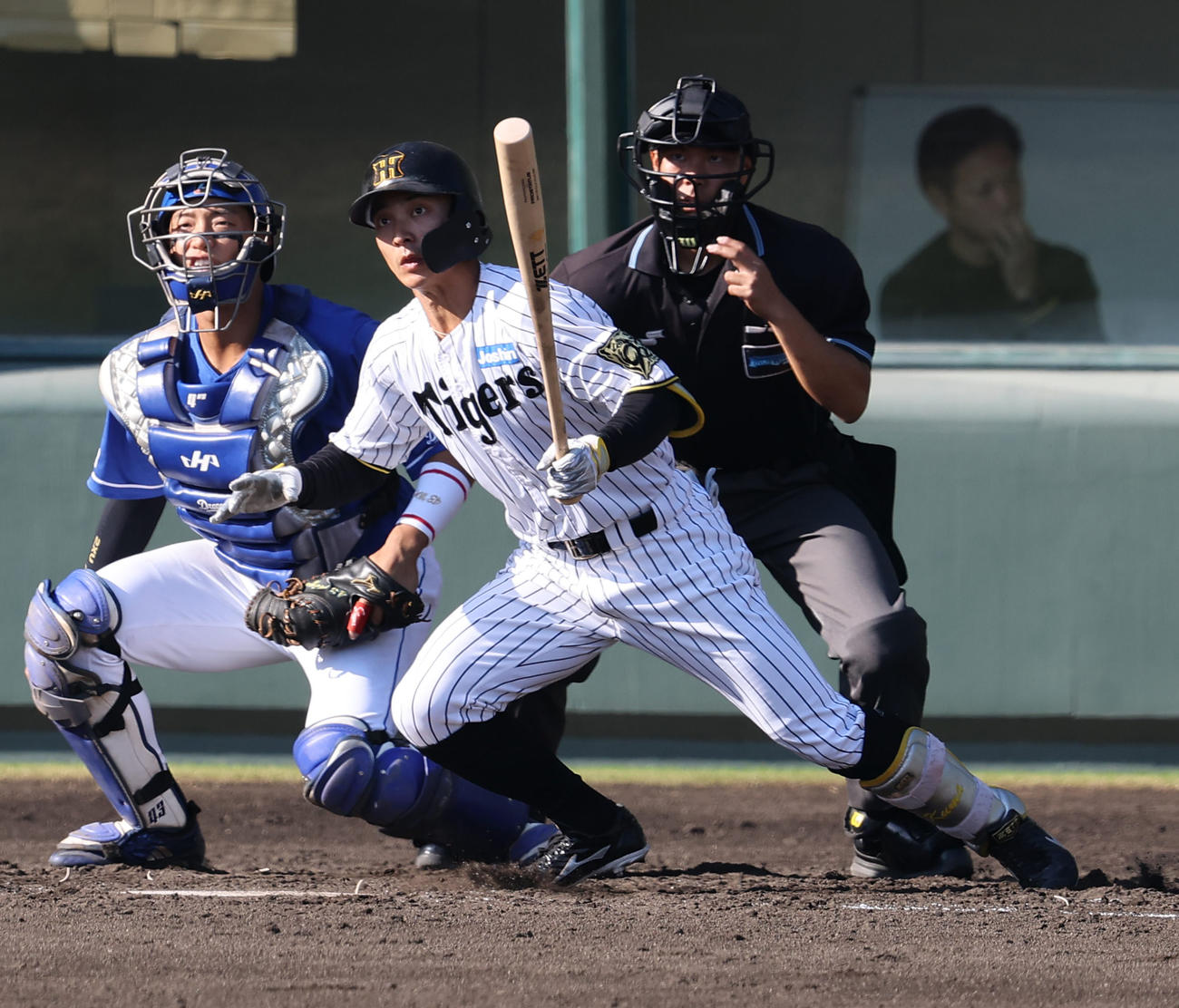 阪神対中日　4回裏阪神2死、熊谷は内野安打を放つ（撮影・上田博志）