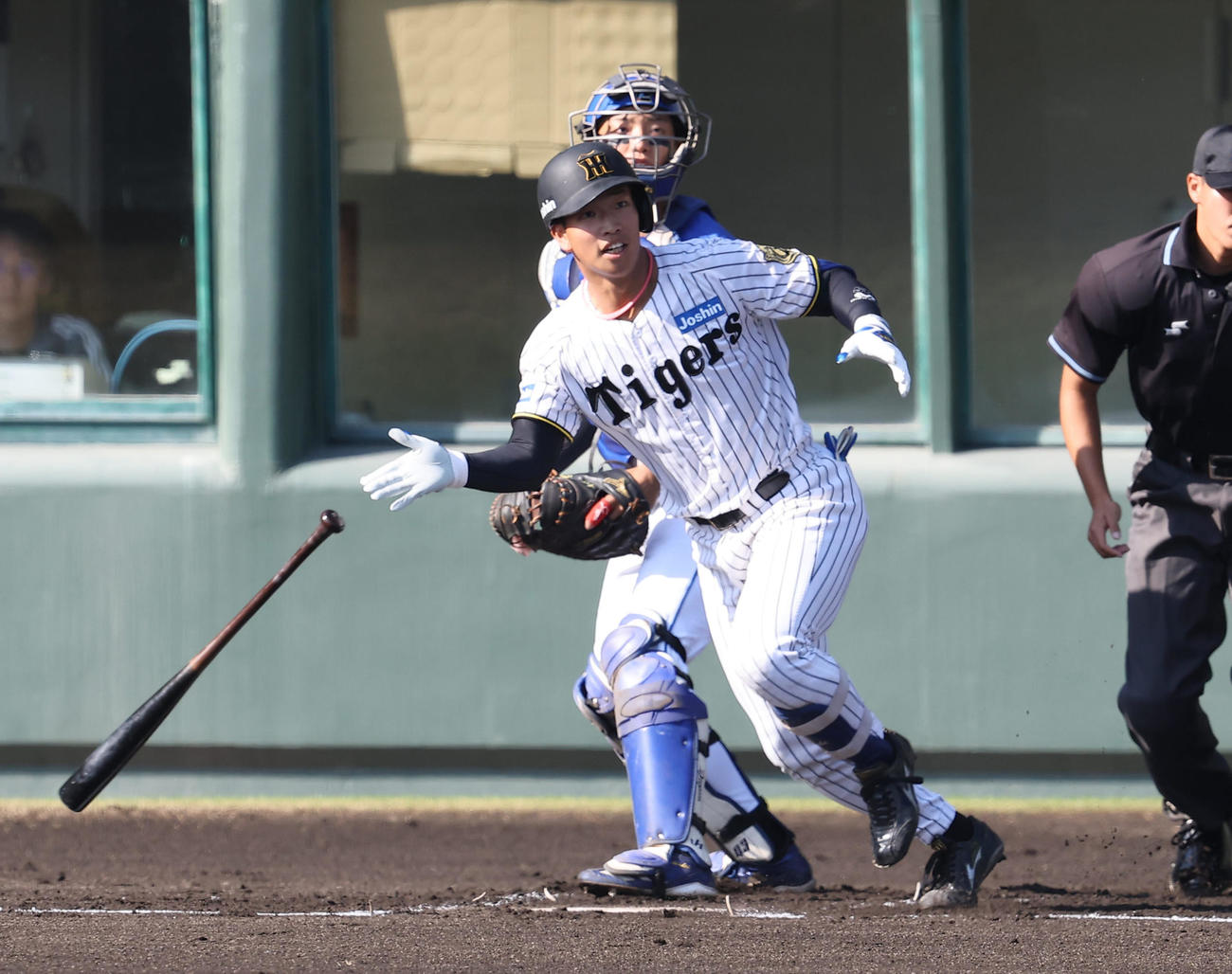 阪神対中日　1回裏阪神1死一塁、百崎は安打を放つ（撮影・上田博志）