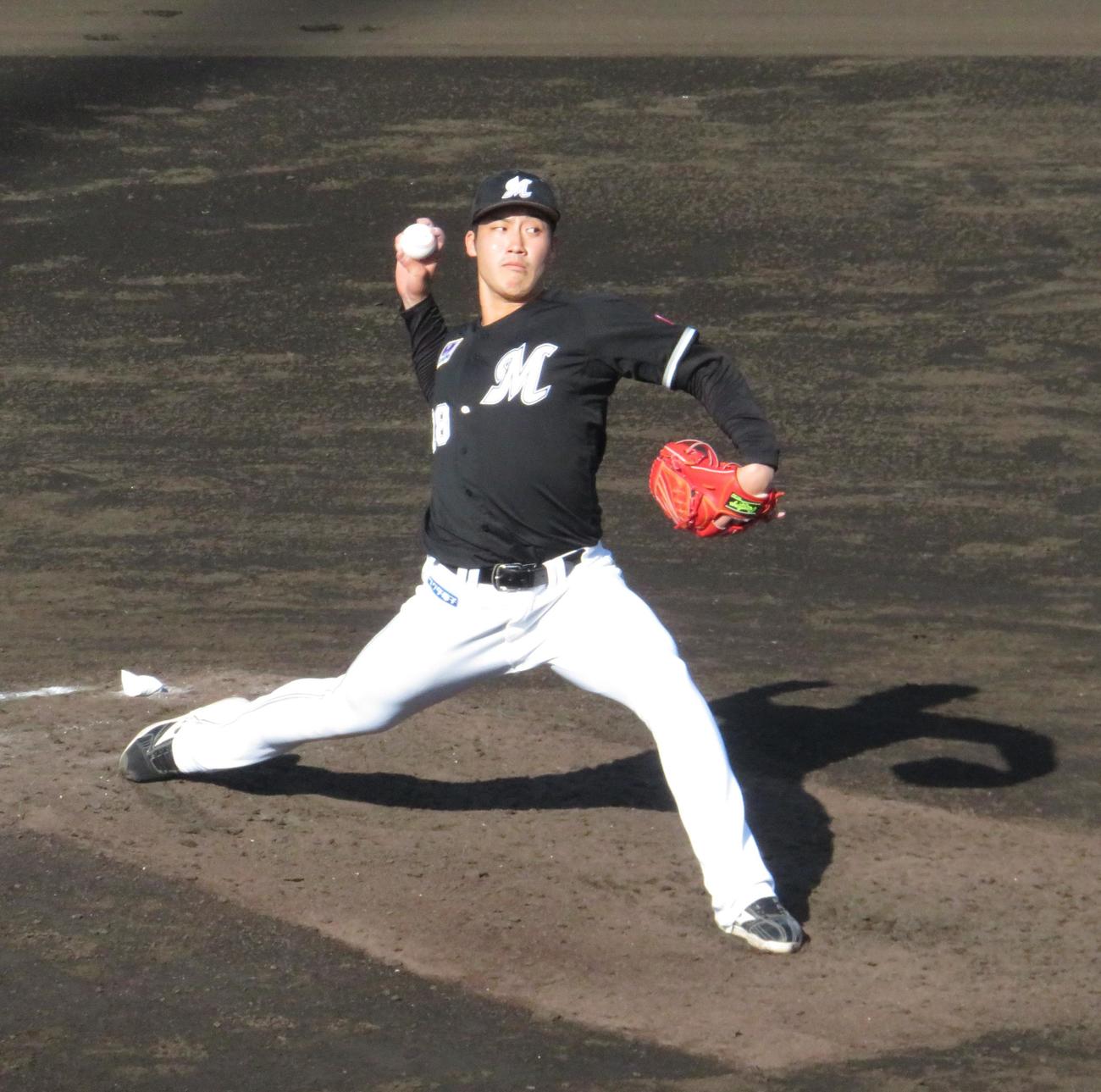 ロッテ対斗山ベアーズ　2番手で登板した菊地（撮影・星夏穂）