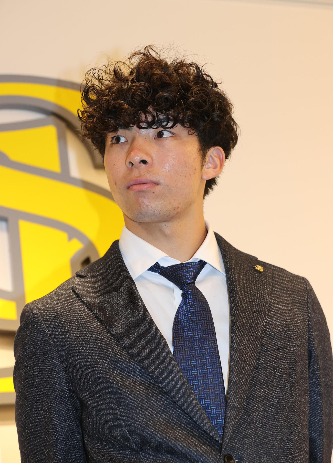 契約更改を終えたソフトバンク村上は報道陣の質問に答える（撮影・梅根麻紀）