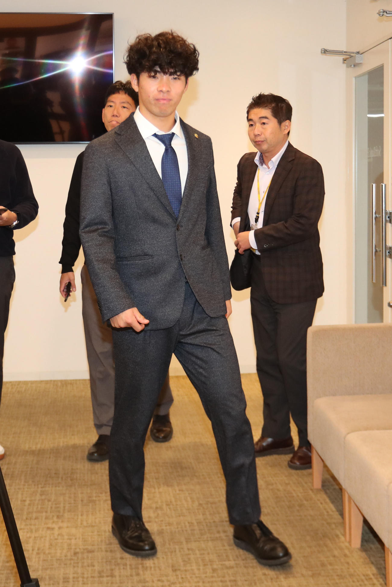 契約更改を終えたソフトバンク村上（撮影・梅根麻紀）